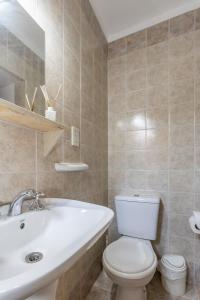 门多萨Hostel Boutique PASO的浴室配有白色卫生间和盥洗盆。