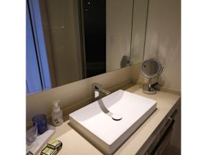 UechiMiyakojima Kurima Resort Seawood Hotel - Vacation STAY 16226v的浴室设有白色水槽和镜子