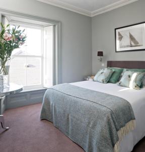 邓加文唐纳利旅馆的一间卧室设有一张大床和一个窗户。