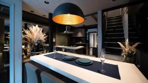 名古屋trive ozone - Vacation STAY 25323v的用餐室配有带盘子和玻璃杯的桌子