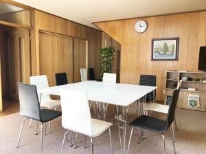 钏路Guest House Nusa - Vacation STAY 12651的一间配备有白色桌椅的用餐室