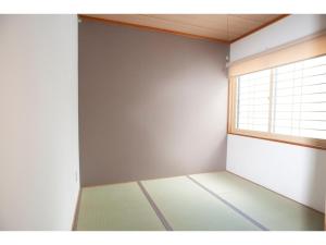 钏路Guest House Tou - Vacation STAY 26333v的一间空房间,有窗户和白色的墙壁