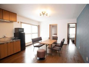 钏路Guest House Tou - Vacation STAY 26333v的厨房以及带桌椅的用餐室。