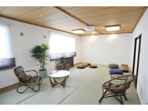 钏路Guest House Tou - Vacation STAY 26348v的一间房间,配有椅子和桌子