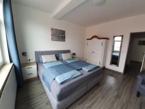 于斯德Inselkern Einraum-Apartments的一间卧室配有一张带蓝色床单的大床