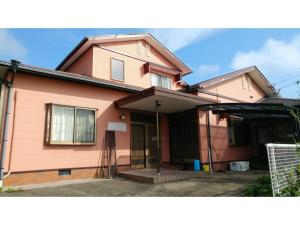 壹岐市Asobiyahouse Iki - Vacation STAY 30413v的粉红色的房子,前面