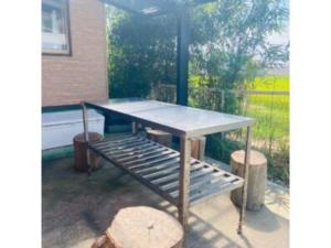 壹岐市Asobiyahouse Iki - Vacation STAY 30413v的天井上的野餐桌和长凳