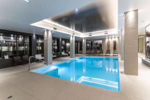 沙西约贝斯特韦斯特Plus及德沙西Spa酒店的酒店大堂的大型游泳池