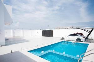 PrampramBanner Vacation Home & Swimming Pool的停车场在一座带游泳池的建筑的顶部