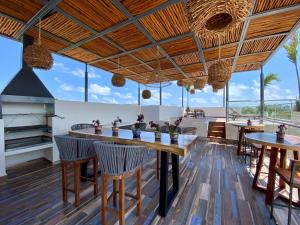 图卢姆Casa Elda的用餐室配有大型木桌和椅子