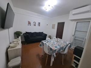 布宜诺斯艾利斯Alojamiento Entero Barrio Agronomia的客厅配有桌子和沙发