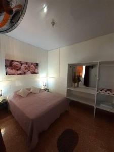哈拉瓦科阿Apartamento Hogareño的一间卧室配有一张大床和镜子