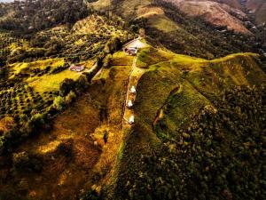 萨兰托glamping rustiko的空中的山景,上面有动物