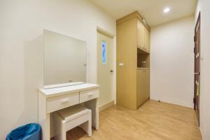 Huxi客拉客民宿的浴室设有白色水槽和镜子