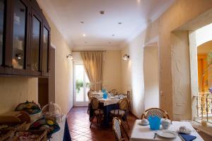 卡帕尔比奥Albergo del Lago的一间带桌子的厨房和一间餐厅