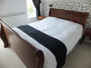 诺丁汉格罗夫旅馆的一间卧室配有一张带黑白毯子的床