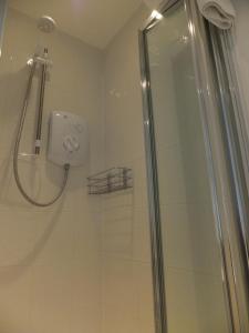 诺丁汉格罗夫旅馆的浴室里设有玻璃门淋浴
