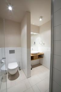 黑里登吉尼博尔利姆巴赫酒店的白色的浴室设有卫生间和水槽。