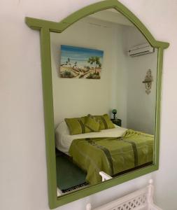 乌姆苏克Dar Lola的卧室配有大镜子内的床铺