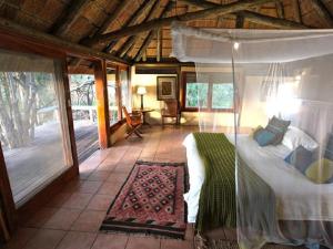 KongolaLianshulu Lodge的房屋内一间卧室,配有一张大床