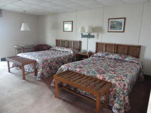 钦科蒂格岛屿度假汽车旅馆的酒店客房带两张床和长凳