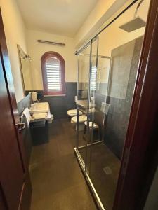 贾迪尼-纳克索斯卡拉斯基索酒店的浴室设有2个卫生间和玻璃淋浴间。