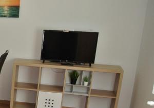 布达佩斯D2 Apartment Budapest的电视架上配有平面电视