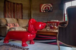 富里斯堡Fairview Estates的红狗雕像,在客厅里