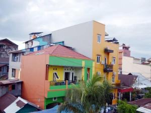 安汶Ambon Residence Syariah的城市中多彩的建筑群