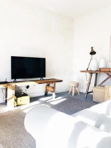 蒙蒂茹Charming Design House in Montijo, Casa 41的客厅设有壁挂式平面电视。