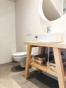 蒙蒂茹Charming Design House in Montijo, Casa 41的一间带水槽和卫生间的浴室