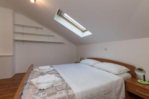 西利皮Apartment Zora的一间卧室配有一张大床,光线充足