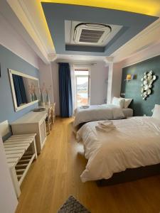 卡斯托里亚HOTEL TSARSI的一间卧室设有两张床、一张桌子和一个窗口。