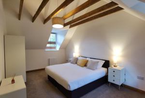 史宾桥East Lodge, Glenfintaig的卧室设有一张白色大床和一扇窗户。