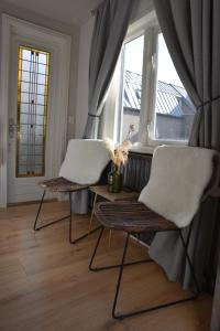 赞德沃特霍夫范玛斯酒店的窗户客房内的两把椅子和一张桌子