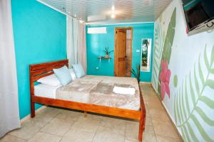 奇特雷Hostel Travelers Chitre的一间卧室设有一张床和蓝色的墙壁