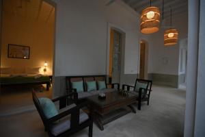 蓬蒂切里La Cedille - French Heritage House的客厅配有沙发和桌子