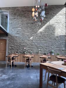 LaforêtBrasserie du Simonis的餐厅设有木桌和砖墙