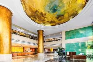 上海上海浦东华美达大酒店的大堂的天花板上装饰有大画