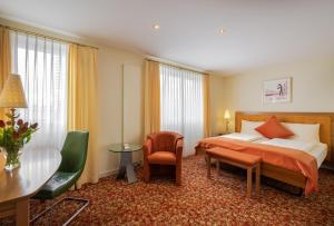 巴塞尔GAIA Hotel Basel - the sustainable 4 star hotel的酒店客房配有一张床铺和一张桌子。