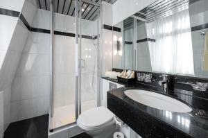 巴塞尔GAIA Hotel Basel - the sustainable 4 star hotel的一间带水槽、卫生间和镜子的浴室