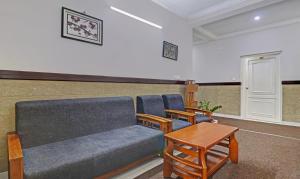 尼杜巴塞莱Treebo Trend Thoduvas Star Plaza Cochin Airport的带沙发、椅子和桌子的等候室