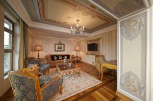 伊斯坦布尔Crowne Plaza Istanbul - Old City, an IHG Hotel的客厅配有沙发和桌子