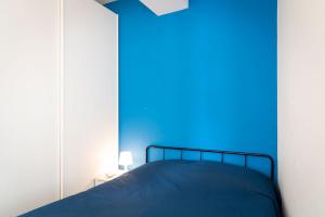 费拉约港Appartamento Miramare的一间蓝色卧室,配有一张床和镜子