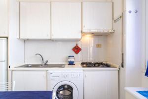 费拉约港Appartamento Miramare的厨房配有洗衣机和水槽