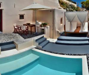 弗通阿贝里斯卡纳瓦豪华套房酒店的一个带楼梯的游泳池以及一张带雨伞的桌子