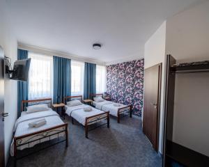 新苏尔Kelman Inn Global Nowa Sól的一间酒店客房,设有两张床和电视