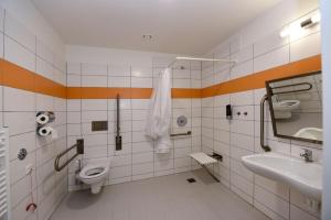 比尔森Hotel Prokopávka的浴室设有2个卫生间、水槽和镜子