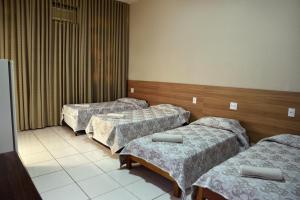 普雷图河畔圣若泽伊塔马拉蒂酒店的一间医院,里面设有三张床
