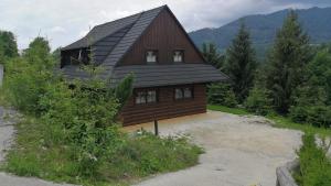 特尔乔夫Drevenica Pod Vŕškom的大型木房子,设有 ⁇ 盖屋顶